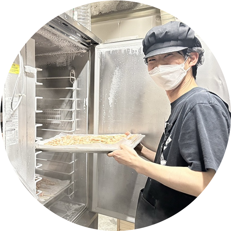 笑顔で調理をしている店員の写真