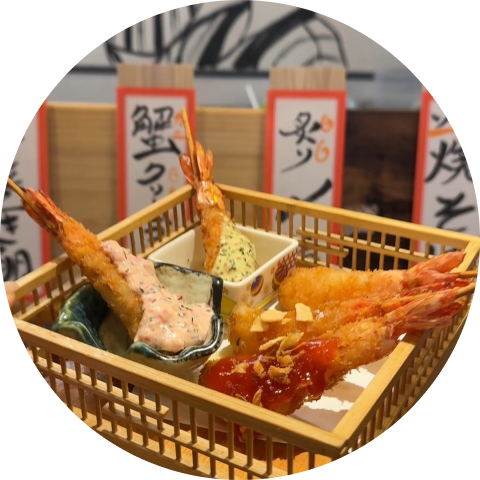 盛り付けられた海老の串揚げの写真