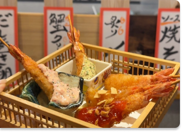 盛り付けられた海老の串揚げの写真
