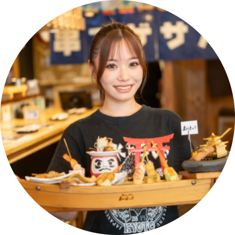 笑顔で舟盛りを抱えている店員の写真